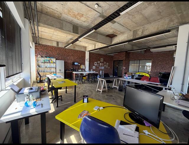 87M² BUILDING TO LET IN SALT RIVER